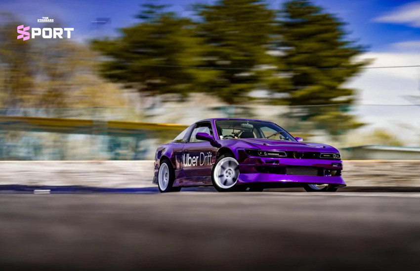 ภาพรถ JDM กำลังดริฟต์ในสนามแข่งที่ญี่ปุ่น ซึ่งเป็นบริการใหม่ของ Uber Drift 1