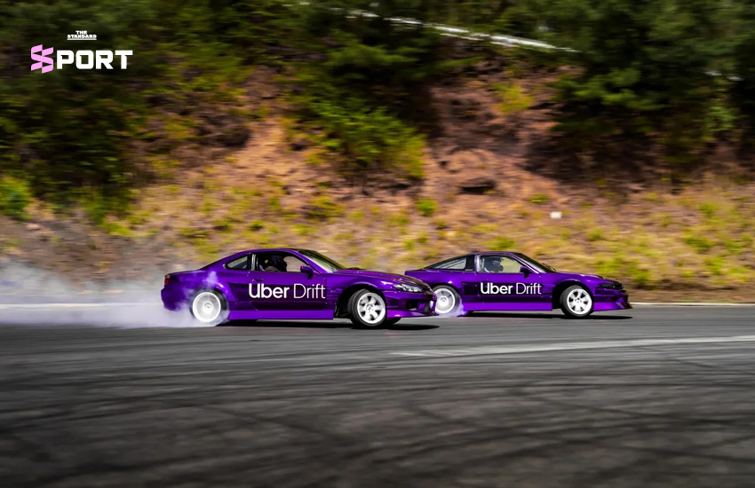 ภาพรถ JDM กำลังดริฟต์ในสนามแข่งที่ญี่ปุ่น ซึ่งเป็นบริการใหม่ของ Uber Drift 2
