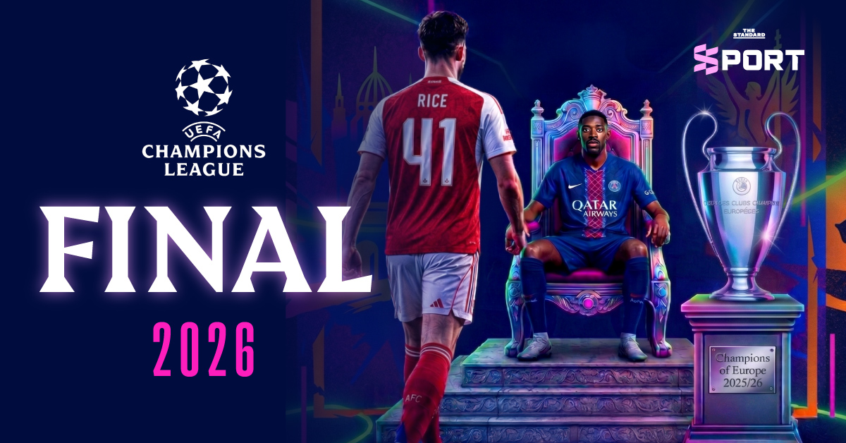 โปสเตอร์ UCL Final 2025/26 แสดงนักฟุตบอลอาร์เซนอลชุดแดงท้าทายปารีส แซงต์ แชร์กแมงชุดน้ำเงินที่ยืนข้างถ้วยแชมป์