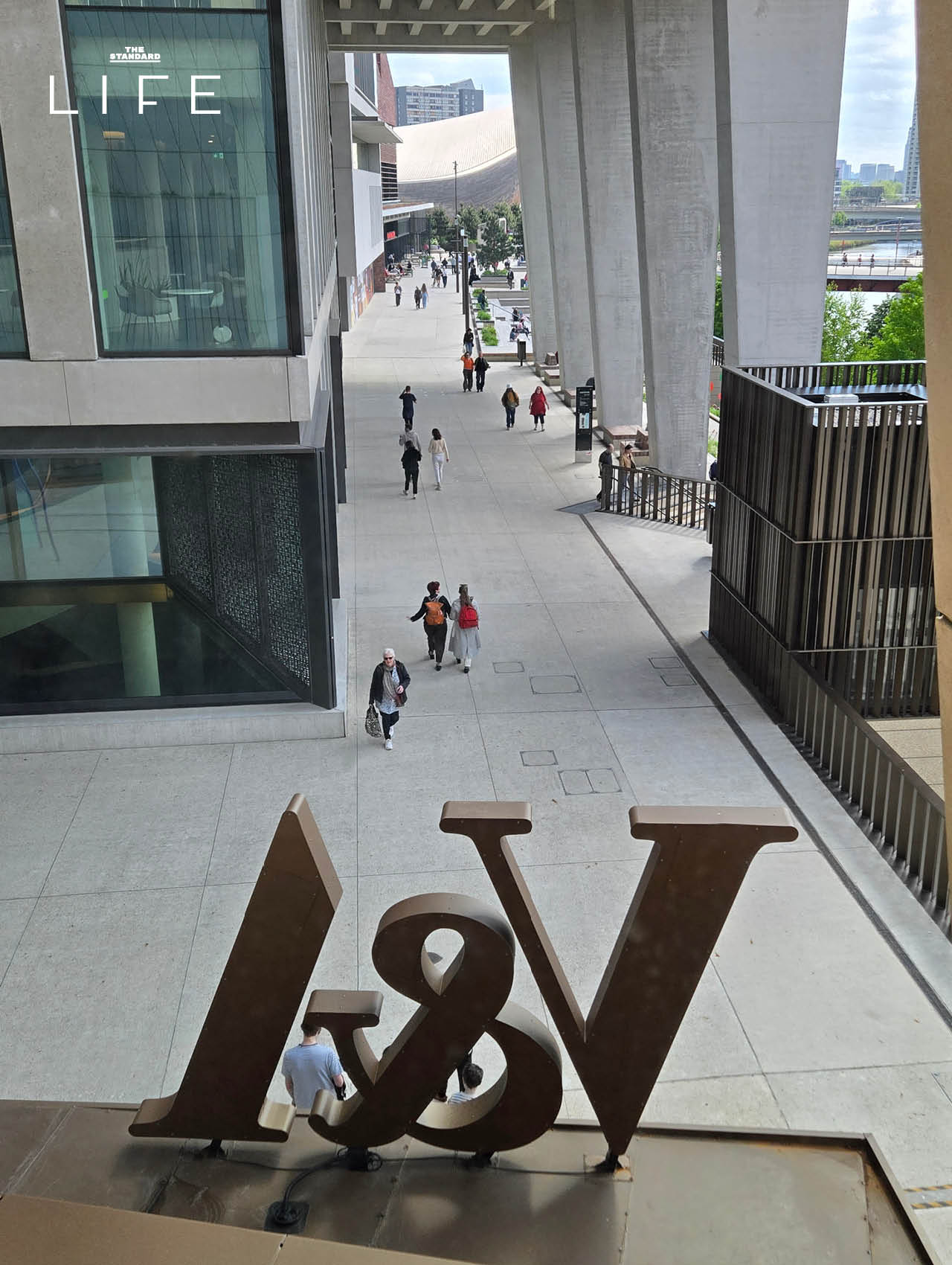V&A East พิพิธภัณฑ์ใหม่ในลอนดอน ที่มีสถาปัตยกรรมโดดเด่นจากแผ่นคอนกรีตกว่า 400 ชิ้น 2