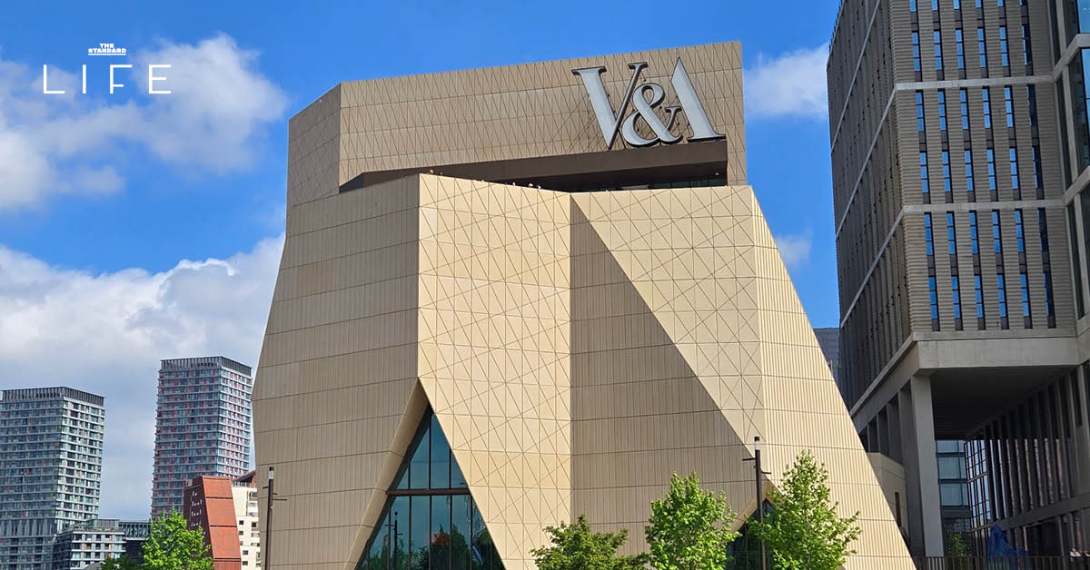 V&A East พิพิธภัณฑ์ใหม่ในลอนดอน ที่มีสถาปัตยกรรมโดดเด่นจากแผ่นคอนกรีตกว่า 400 ชิ้น