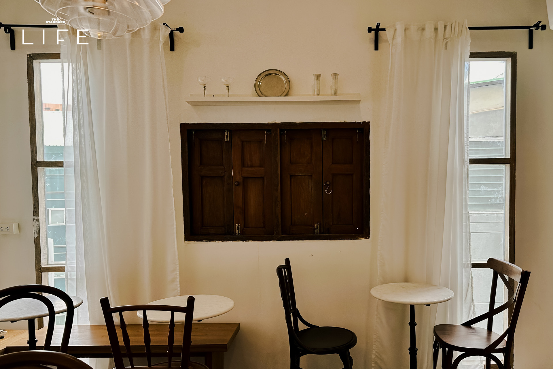 ภาพบรรยากาศร้าน Vasana Atelier คาเฟ่เกาหลีในย่าน อารีย์ ที่จำหน่ายเครื่องครัวคราฟต์และกาแฟ 9