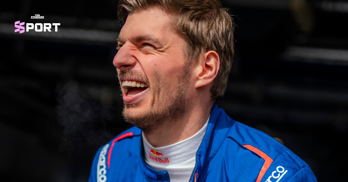 แม็กซ์ เวอร์สแตพเพน นักแข่งรถฟอร์มูล่าวันในชุดแข่งกำลังขับรถแข่ง Mercedes-AMG GT3