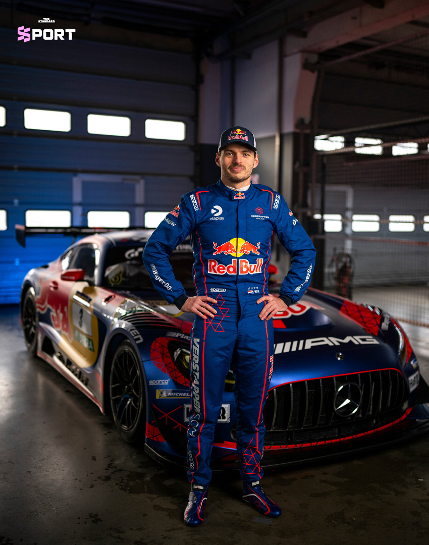 แม็กซ์ เวอร์สแตพเพน นักแข่งรถฟอร์มูล่าวันในชุดแข่งกำลังขับรถแข่ง Mercedes-AMG GT3 2
