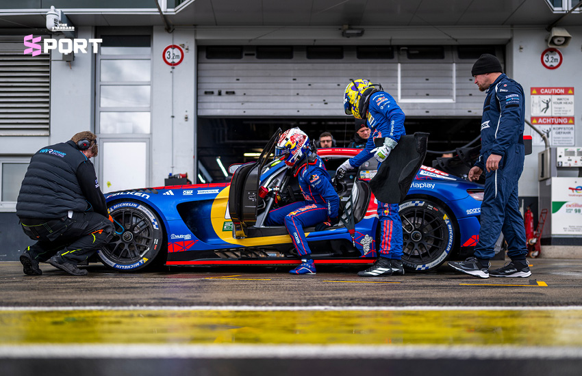 แม็กซ์ เวอร์สแตพเพน นักแข่งรถฟอร์มูล่าวันในชุดแข่งกำลังขับรถแข่ง Mercedes-AMG GT3 5
