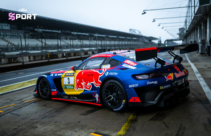 แม็กซ์ เวอร์สแตพเพน นักแข่งรถฟอร์มูล่าวันในชุดแข่งกำลังขับรถแข่ง Mercedes-AMG GT3 7