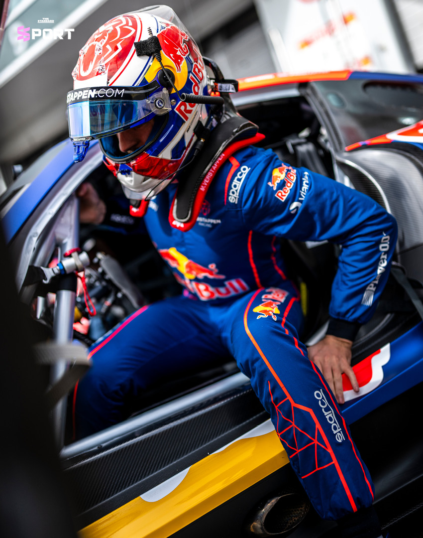 แม็กซ์ เวอร์สแตพเพน นักแข่งรถฟอร์มูล่าวันในชุดแข่งกำลังขับรถแข่ง Mercedes-AMG GT3 8