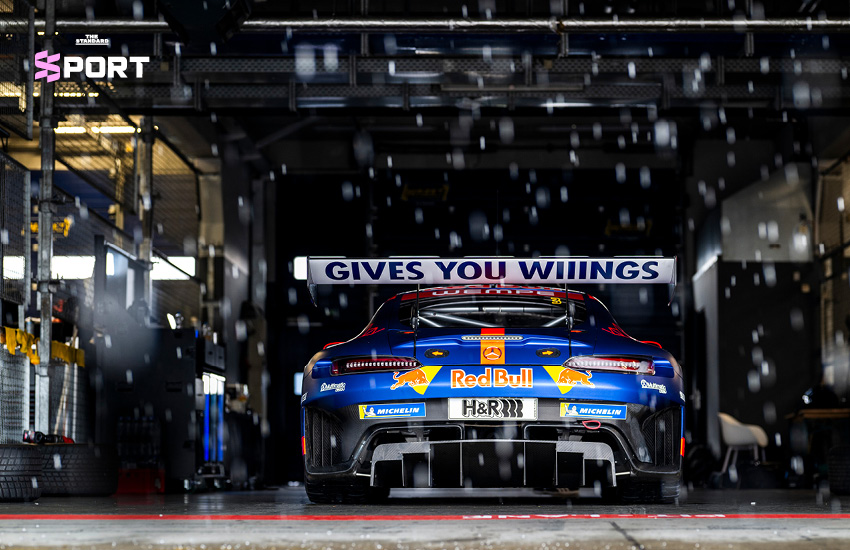 แม็กซ์ เวอร์สแตพเพน นักแข่งรถฟอร์มูล่าวันในชุดแข่งกำลังขับรถแข่ง Mercedes-AMG GT3 9
