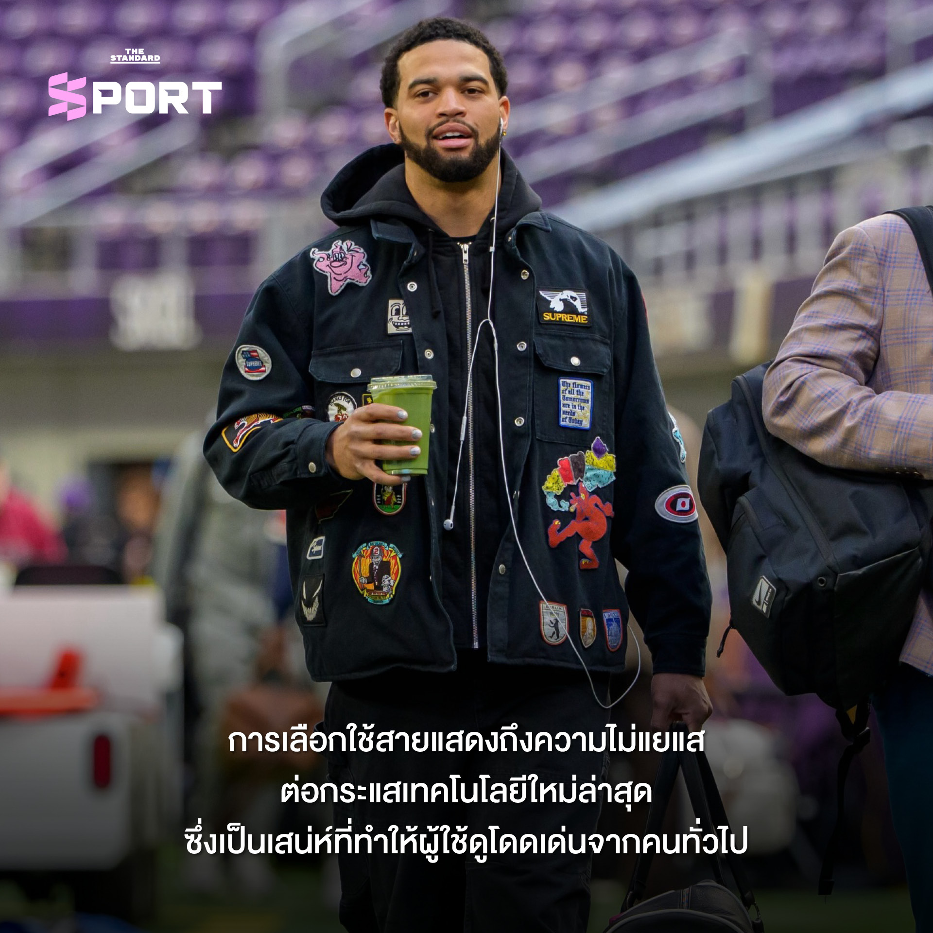 ภาพนักกีฬาชายสวมหูฟังแบบมีสายกำลังเดิน 3