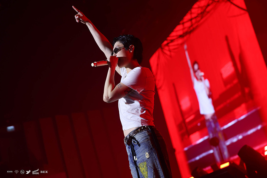 WOODZ (โชซึงยอน) กำลังแสดงคอนเสิร์ตบนเวที 2