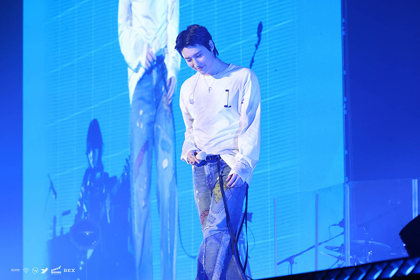 WOODZ (โชซึงยอน) กำลังแสดงคอนเสิร์ตบนเวที 4