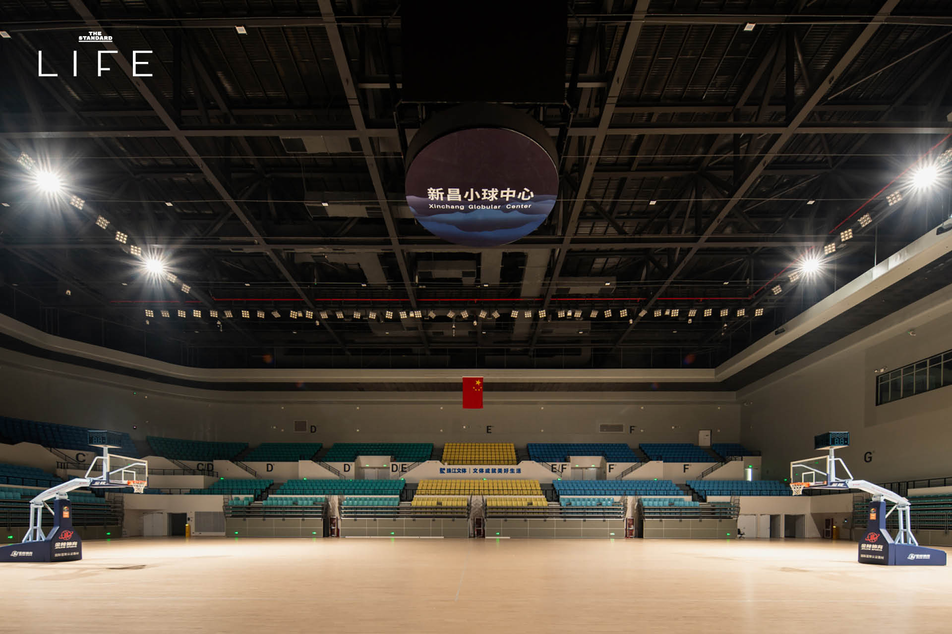 ภาพมุมกว้างของ Xinchang Globular Center สปอร์ตมอลล์ที่มีสถาปัตยกรรมล้ำสมัย สีเงินเงางาม 2