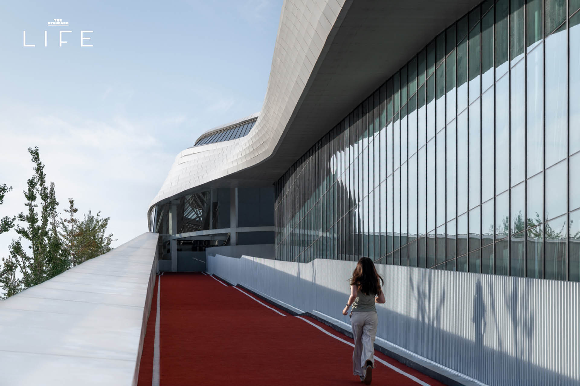 ภาพมุมกว้างของ Xinchang Globular Center สปอร์ตมอลล์ที่มีสถาปัตยกรรมล้ำสมัย สีเงินเงางาม 6