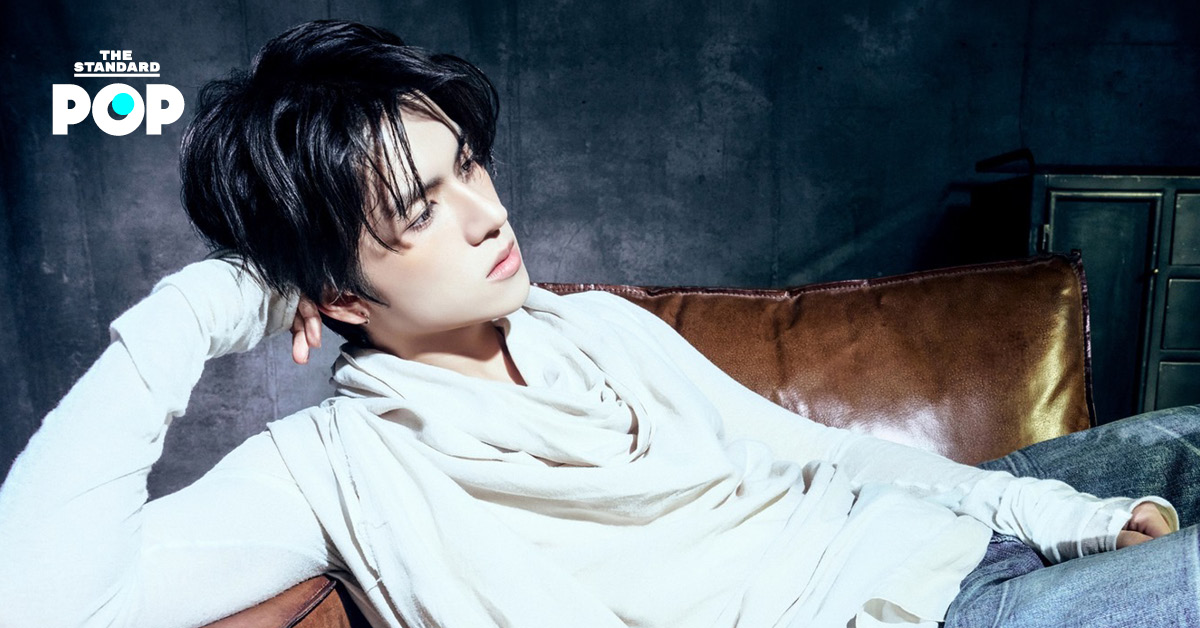 ยอร์ช ยงศิลป์ ศิลปิน K-Pop ในชุดสีดำจากมิวสิกวิดีโอเพลง Blow Your Mind