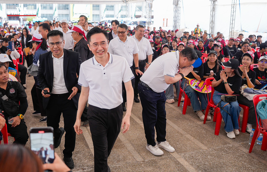 ศาสตราจารย์ ดร.ยศชนัน วงศ์สวัสดิ์ รองนายกรัฐมนตรี นำเสนอนโยบาย 'เศรษฐกิจงานดี' แก่กลุ่มแรงงานเนื่องในวันแรงงานแห่งชาติ 2