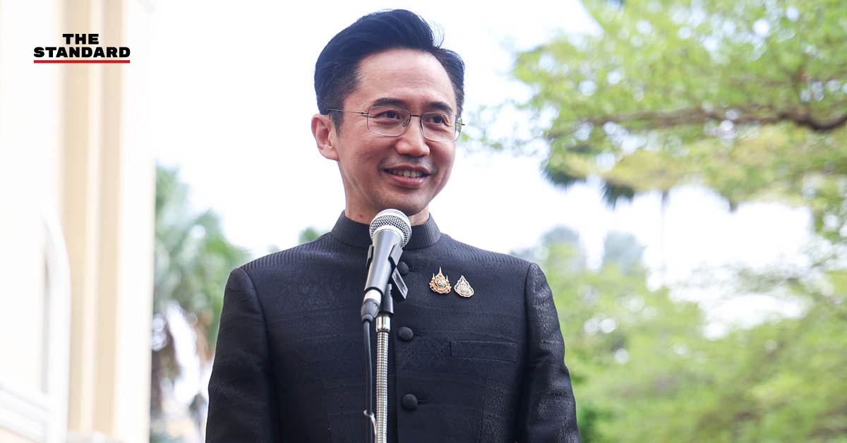 ภาพ ศ.ดร.ยศชนัน วงศ์สวัสดิ์ รองนายกรัฐมนตรี ให้สัมภาษณ์สื่อหลังผลสำรวจโพลคะแนนนิยม
