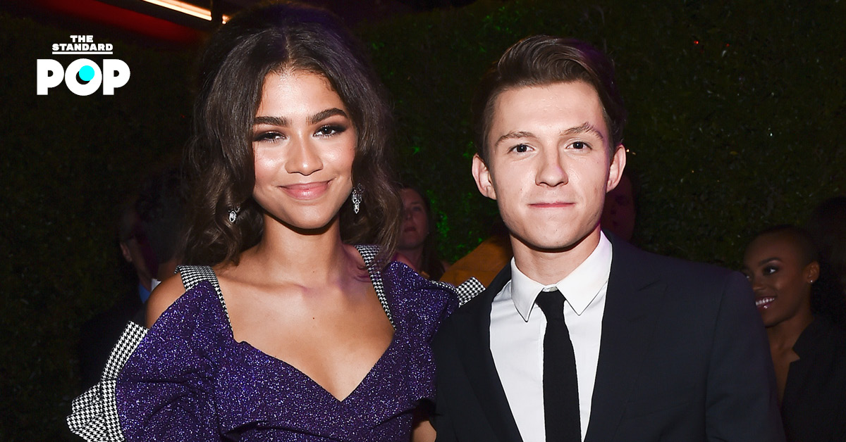 Zendaya และ Tom Holland ยืนคู่กัน