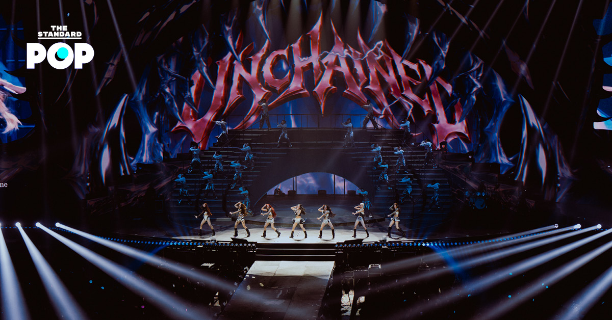 ภาพสมาชิกวง 4EVE ทั้ง 7 คน กำลังแสดงบนเวทีคอนเสิร์ต 4EVE UNCHAINED CONCERT