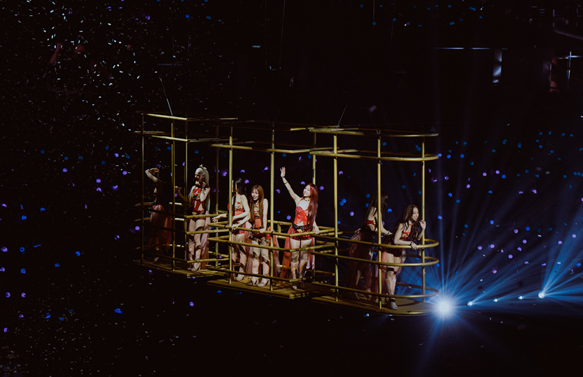 ภาพสมาชิกวง 4EVE ทั้ง 7 คน กำลังแสดงบนเวทีคอนเสิร์ต 4EVE UNCHAINED CONCERT 1