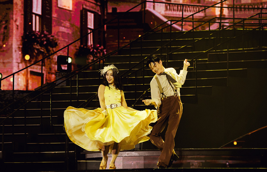 ภาพสมาชิกวง 4EVE ทั้ง 7 คน กำลังแสดงบนเวทีคอนเสิร์ต 4EVE UNCHAINED CONCERT 10
