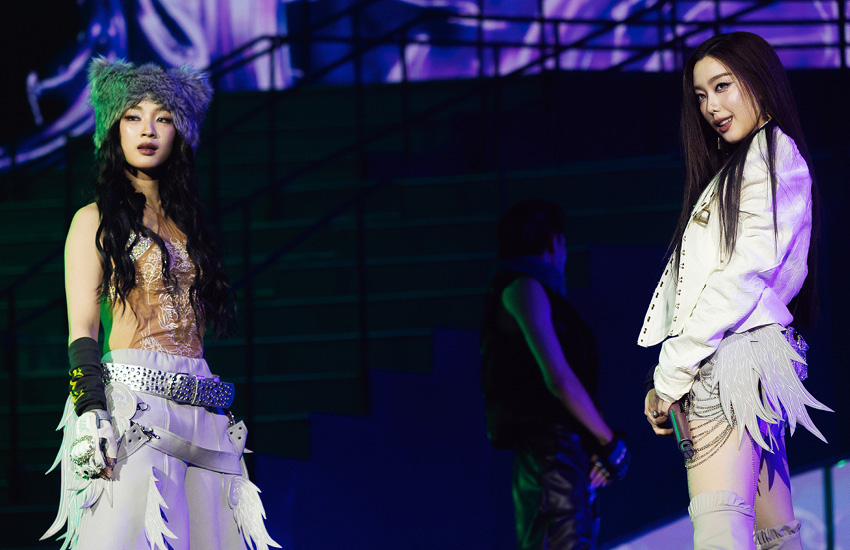 ภาพสมาชิกวง 4EVE ทั้ง 7 คน กำลังแสดงบนเวทีคอนเสิร์ต 4EVE UNCHAINED CONCERT 13