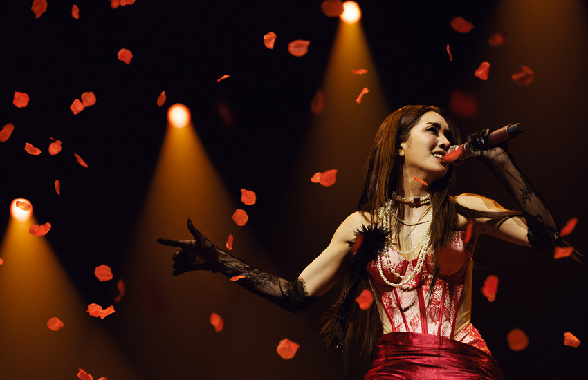 ภาพสมาชิกวง 4EVE ทั้ง 7 คน กำลังแสดงบนเวทีคอนเสิร์ต 4EVE UNCHAINED CONCERT 15