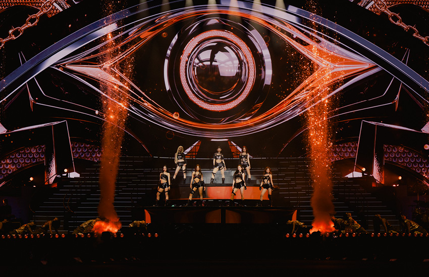 ภาพสมาชิกวง 4EVE ทั้ง 7 คน กำลังแสดงบนเวทีคอนเสิร์ต 4EVE UNCHAINED CONCERT 17