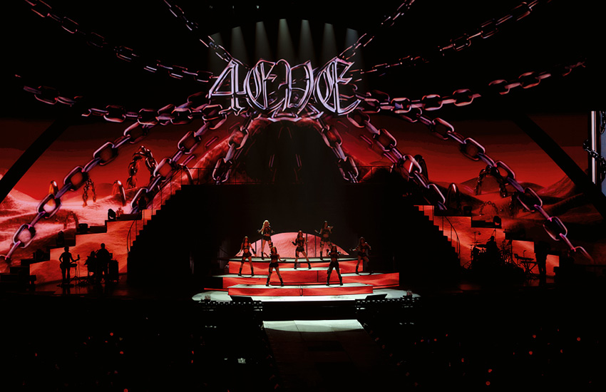 ภาพสมาชิกวง 4EVE ทั้ง 7 คน กำลังแสดงบนเวทีคอนเสิร์ต 4EVE UNCHAINED CONCERT 2