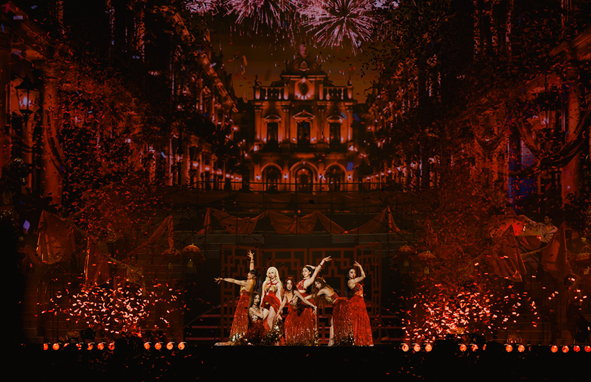 ภาพสมาชิกวง 4EVE ทั้ง 7 คน กำลังแสดงบนเวทีคอนเสิร์ต 4EVE UNCHAINED CONCERT 21