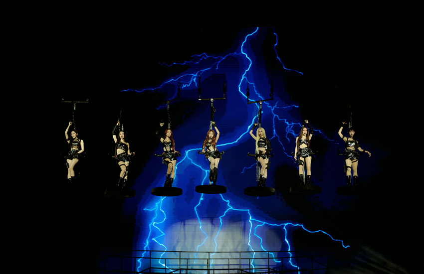 ภาพสมาชิกวง 4EVE ทั้ง 7 คน กำลังแสดงบนเวทีคอนเสิร์ต 4EVE UNCHAINED CONCERT 3