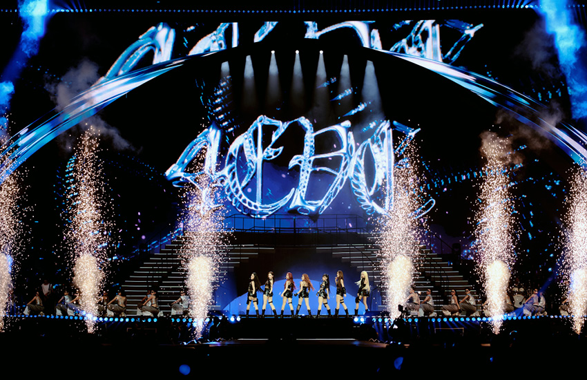 ภาพสมาชิกวง 4EVE ทั้ง 7 คน กำลังแสดงบนเวทีคอนเสิร์ต 4EVE UNCHAINED CONCERT 4