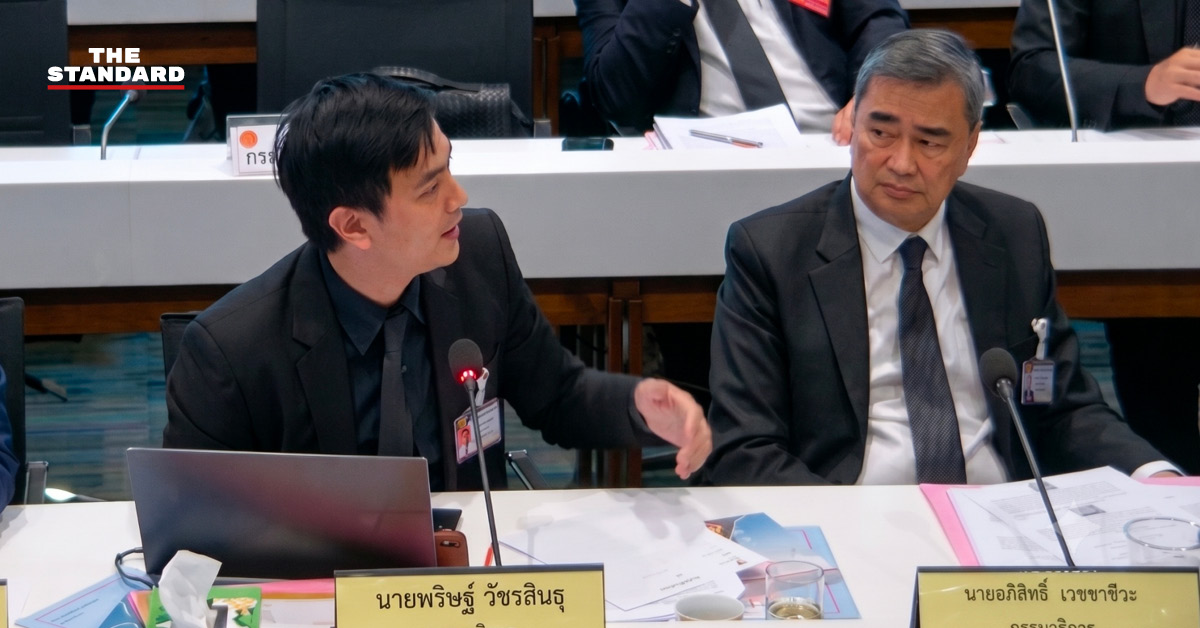 อภิสิทธิ์ เวชชาชีวะ และ พริษฐ์ วัชรสินธุ สส. กำลังซักถามตัวแทน กกต. ในการประชุมคณะกรรมาธิการ
