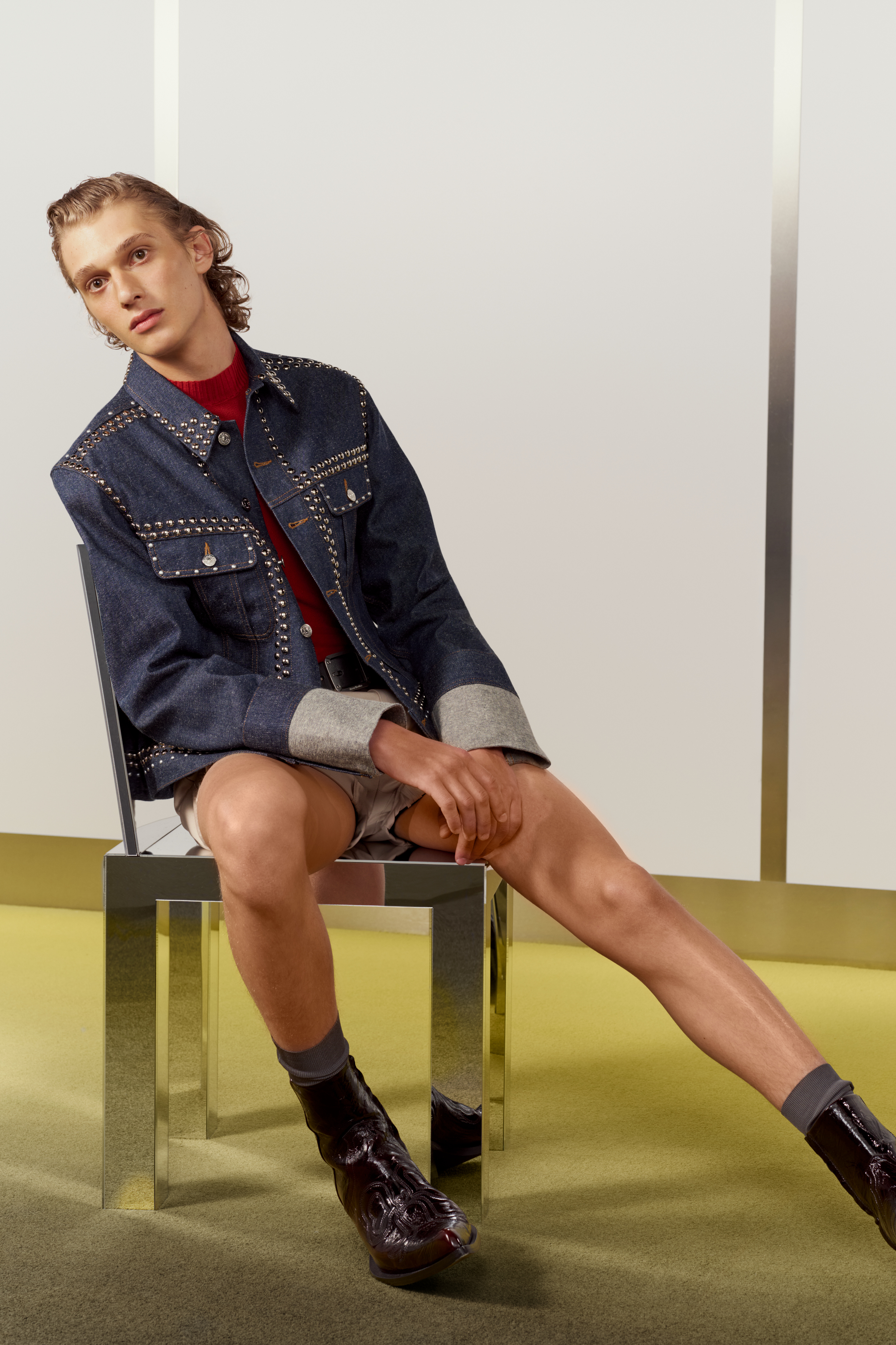 นายแบบสวมเสื้อผ้าจากคอลเล็กชัน Acne Studios Men’s Spring/Summer 2027 ที่นำเสนอสไตล์การแต่งกายในออฟฟิศมุมมองใหม่ 1