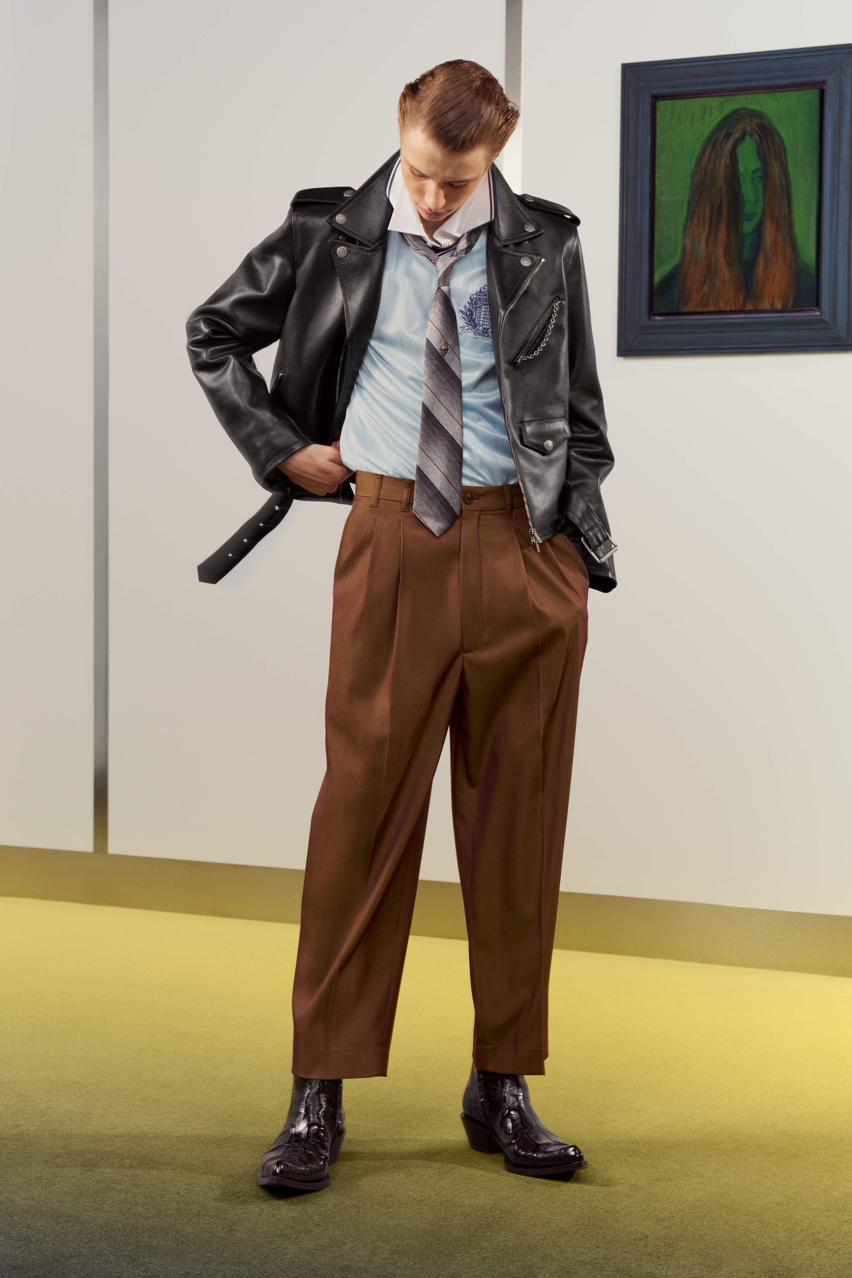 นายแบบสวมเสื้อผ้าจากคอลเล็กชัน Acne Studios Men’s Spring/Summer 2027 ที่นำเสนอสไตล์การแต่งกายในออฟฟิศมุมมองใหม่ 2