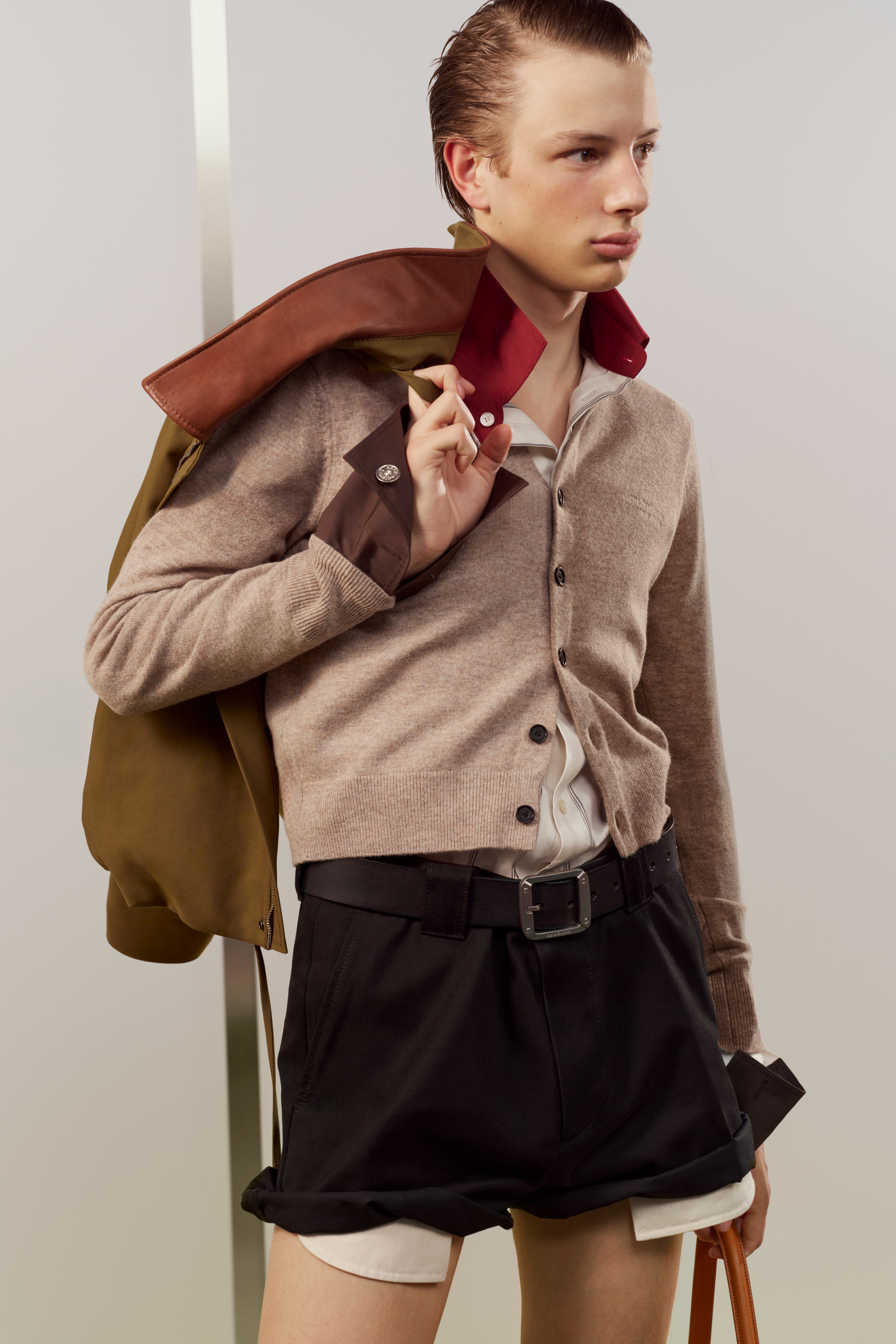 นายแบบสวมเสื้อผ้าจากคอลเล็กชัน Acne Studios Men’s Spring/Summer 2027 ที่นำเสนอสไตล์การแต่งกายในออฟฟิศมุมมองใหม่ 3