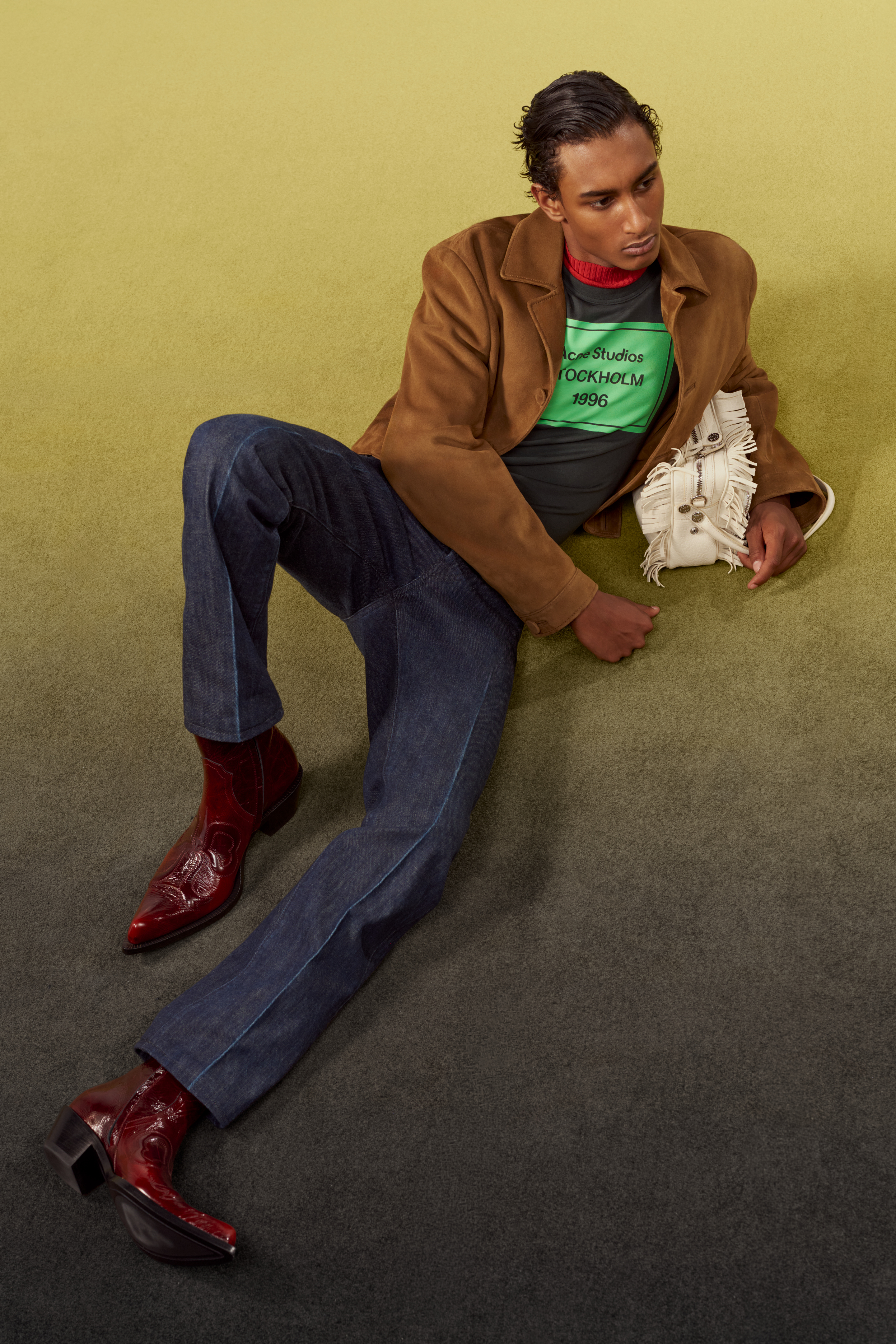 นายแบบสวมเสื้อผ้าจากคอลเล็กชัน Acne Studios Men’s Spring/Summer 2027 ที่นำเสนอสไตล์การแต่งกายในออฟฟิศมุมมองใหม่ 4