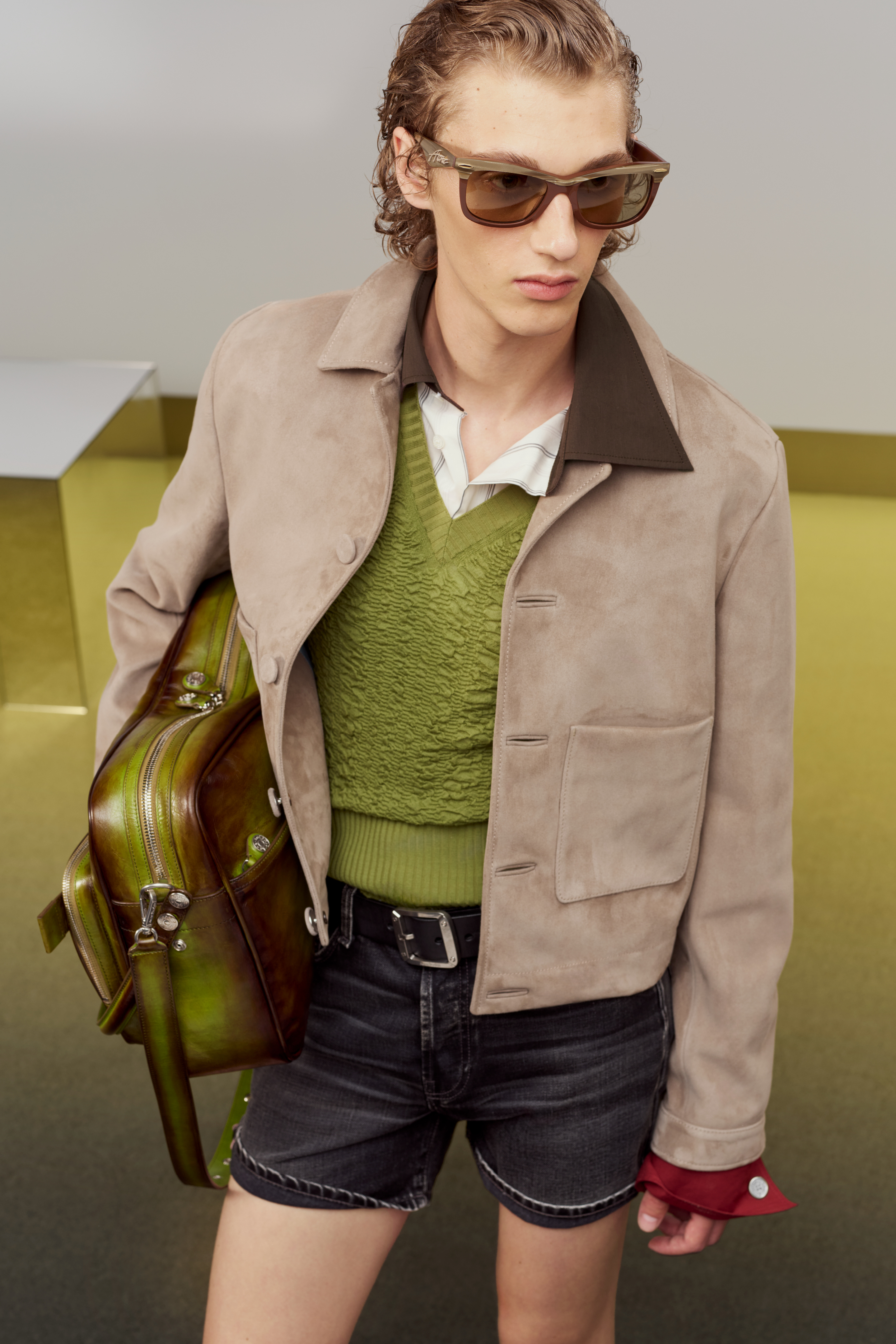 นายแบบสวมเสื้อผ้าจากคอลเล็กชัน Acne Studios Men’s Spring/Summer 2027 ที่นำเสนอสไตล์การแต่งกายในออฟฟิศมุมมองใหม่ 5