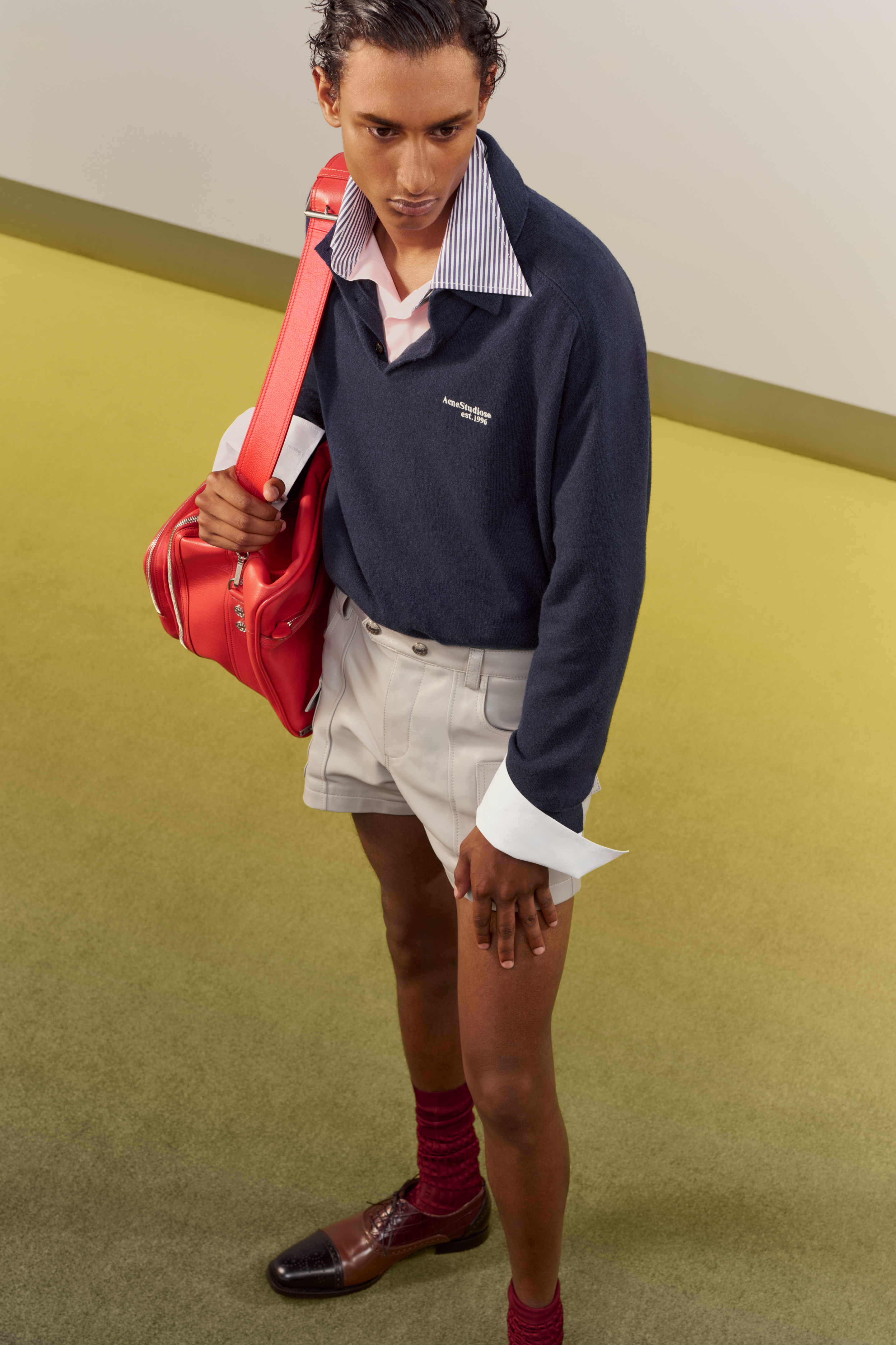 นายแบบสวมเสื้อผ้าจากคอลเล็กชัน Acne Studios Men’s Spring/Summer 2027 ที่นำเสนอสไตล์การแต่งกายในออฟฟิศมุมมองใหม่ 7