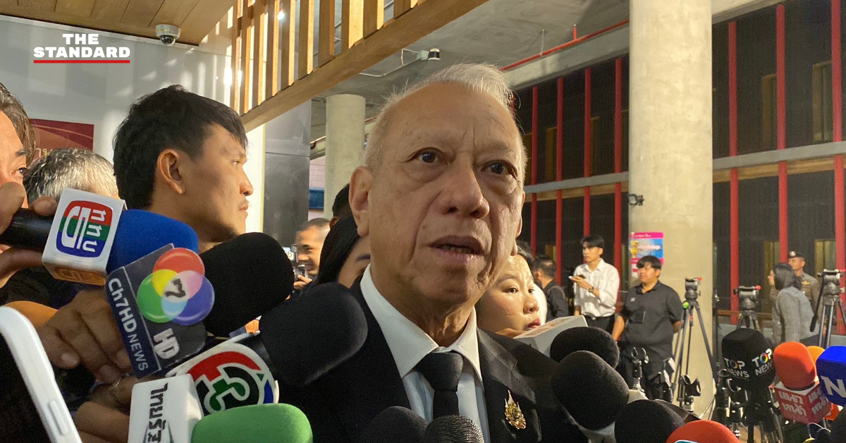 พิพัฒน์ รัชกิจประการ รองนายกรัฐมนตรีและรัฐมนตรีว่าการกระทรวงคมนาคม กำลังให้สัมภาษณ์