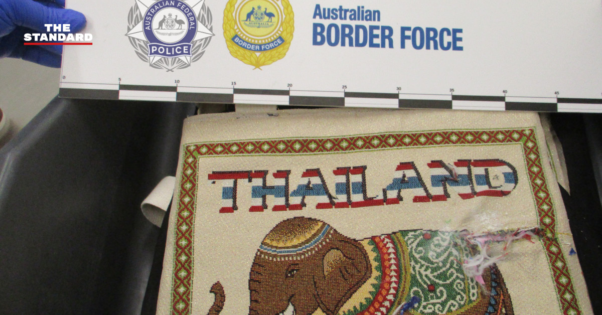 พนักงานต้อนรับบนเครื่องบินหญิงถูกเจ้าหน้าที่ตำรวจออสเตรเลียควบคุมตัว