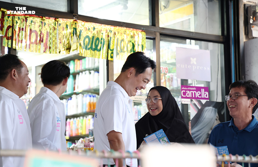 อนุชา บูรพชัยศรี และ อภิสิทธิ์ เวชชาชีวะ ลงพื้นที่หาเสียงที่เขตสวนหลวง 3