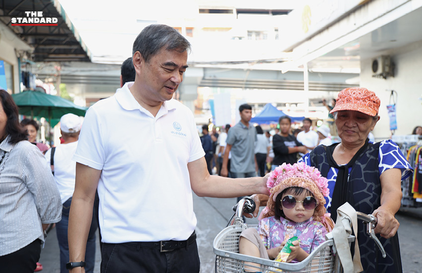 อนุชา บูรพชัยศรี และ อภิสิทธิ์ เวชชาชีวะ ลงพื้นที่หาเสียงที่เขตสวนหลวง 5