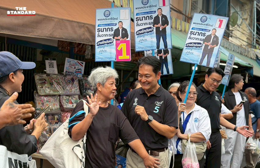 อนุชา บูรพชัยศรี ผู้สมัครผู้ว่าฯ กทม. พรรคประชาธิปัตย์ หาเสียงที่ตลาดวัดแขก พร้อมคณะผู้บริหารพรรค 3