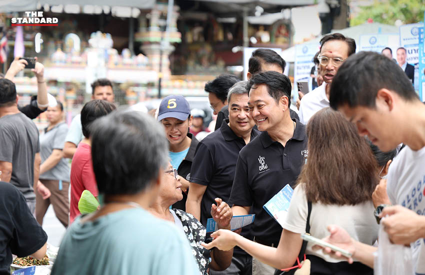 อนุชา บูรพชัยศรี ผู้สมัครผู้ว่าฯ กทม. พรรคประชาธิปัตย์ หาเสียงที่ตลาดวัดแขก พร้อมคณะผู้บริหารพรรค 4