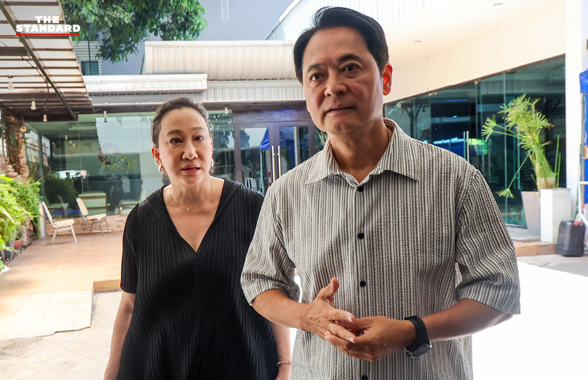 อนุชา บูรพชัยศรี กำลังหย่อนบัตรเลือกตั้งผู้ว่าฯ กทม. ที่หน่วยเลือกตั้งเขตคลองเตย 5