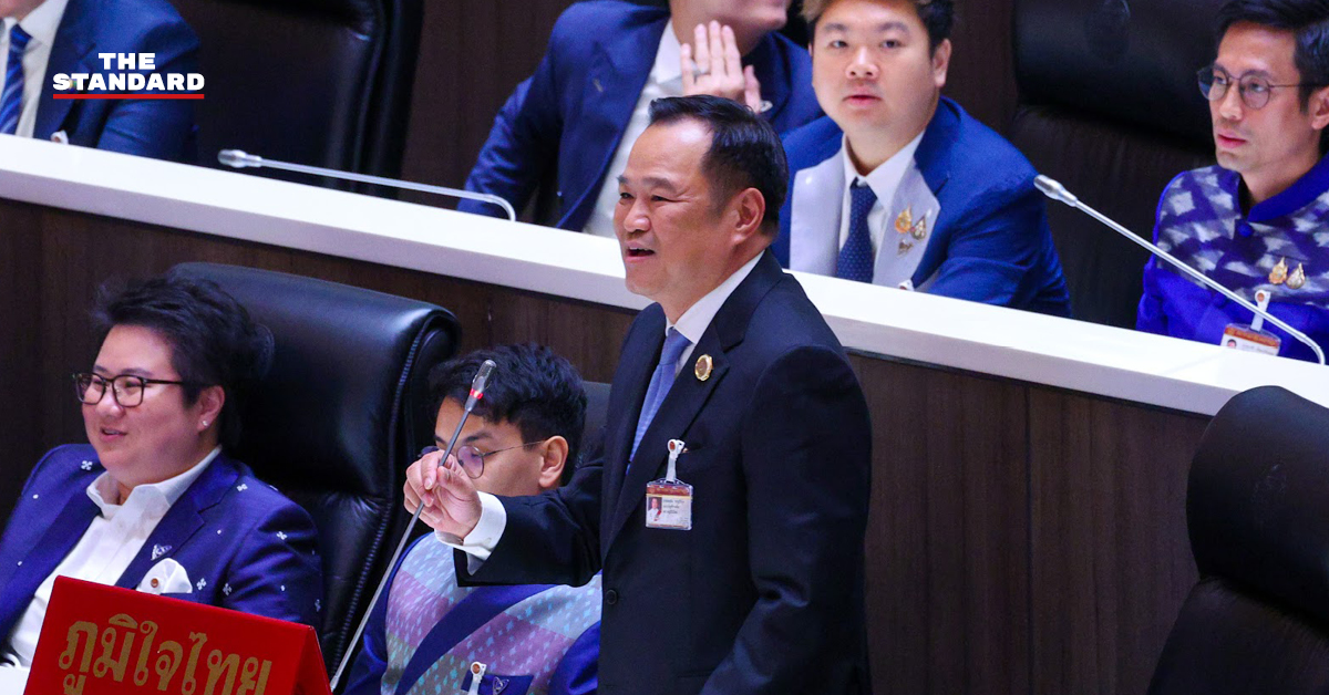 อนุทิน ชาญวีรกูล ให้สัมภาษณ์สื่อมวลชนที่ท่าอากาศยานทหาร 2 กองบิน 6 ดอนเมือง
