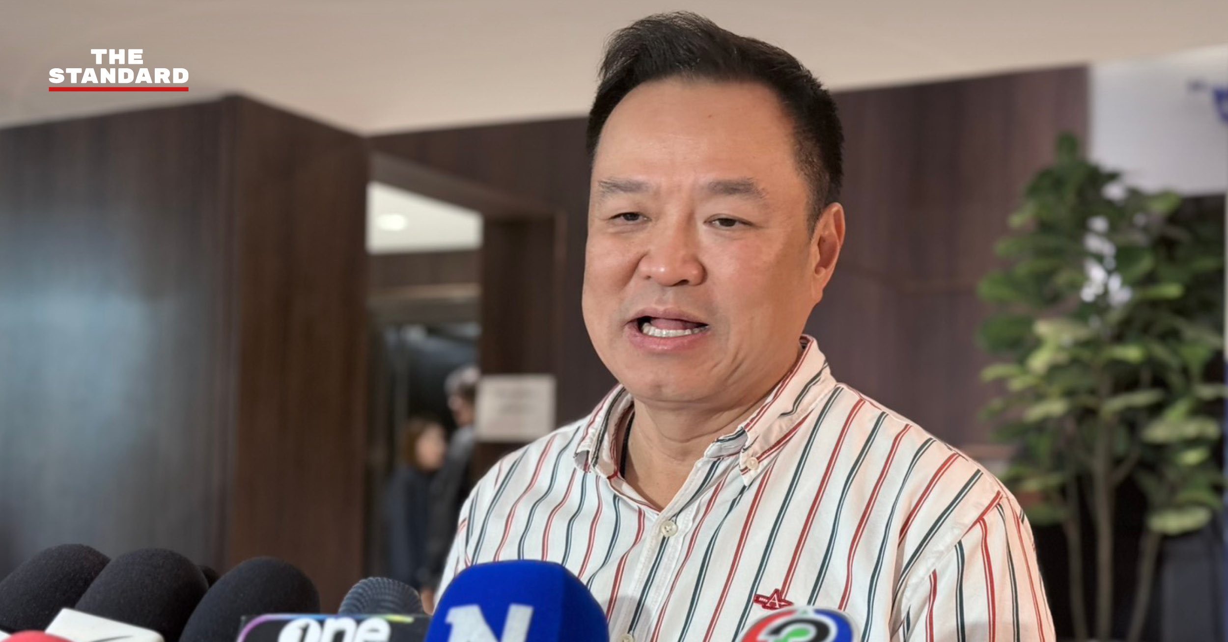 อนุทิน ชาญวีรกูล ให้สัมภาษณ์สื่อมวลชน