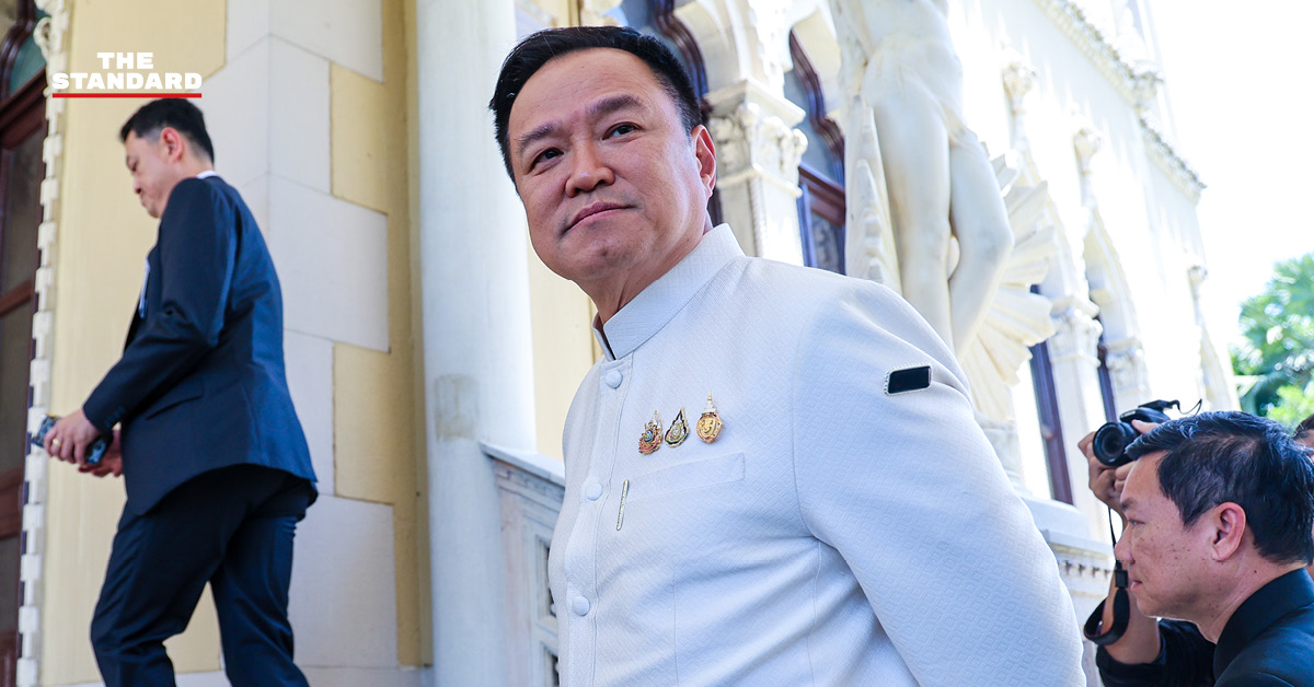 อนุทิน ชาญวีรกูล นายกรัฐมนตรีและรัฐมนตรีว่าการกระทรวงมหาดไทย กำลังให้สัมภาษณ์สื่อมวลชน