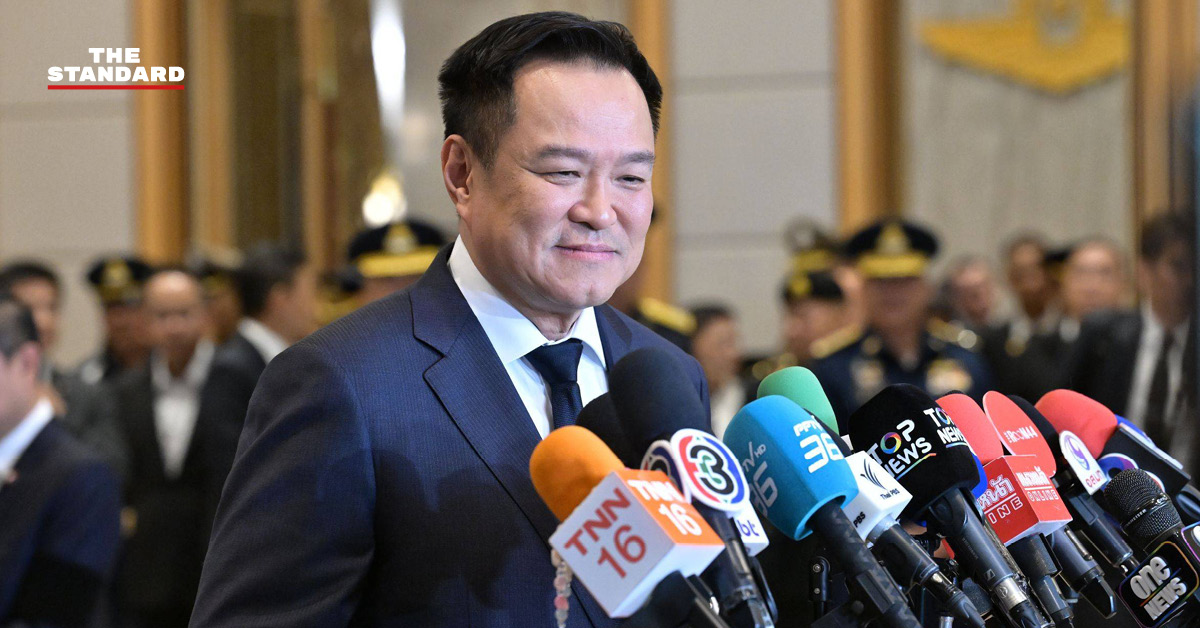 อนุทิน ชาญวีรกูล นายกรัฐมนตรีและรัฐมนตรีว่าการกระทรวงมหาดไทย ให้สัมภาษณ์สื่อมวลชน