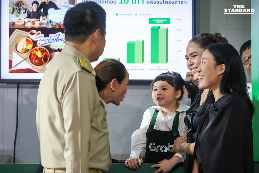 อนุทิน ชาญวีรกูล พูดคุยกับน้องแอบิเกล รังษีสิงห์พิพัฒน์ ขณะกำลังรับบทเชฟในงานไทยช่วยไทยพลัส 10